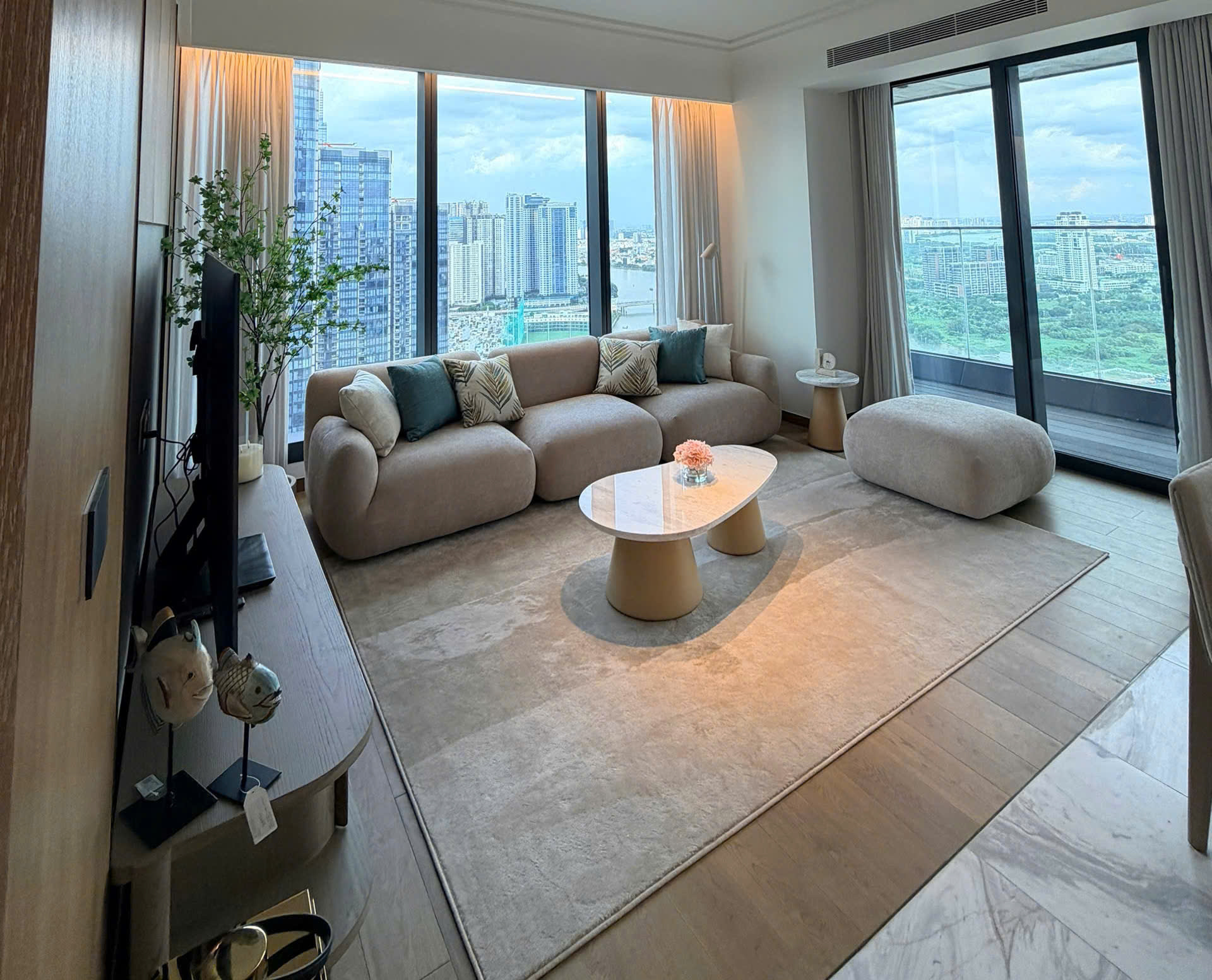 Cho thuê căn hộ góc 3 phòng ngủ tại Grand Marina Saigon với tầm nhìn toàn cảnh thoáng đãng.