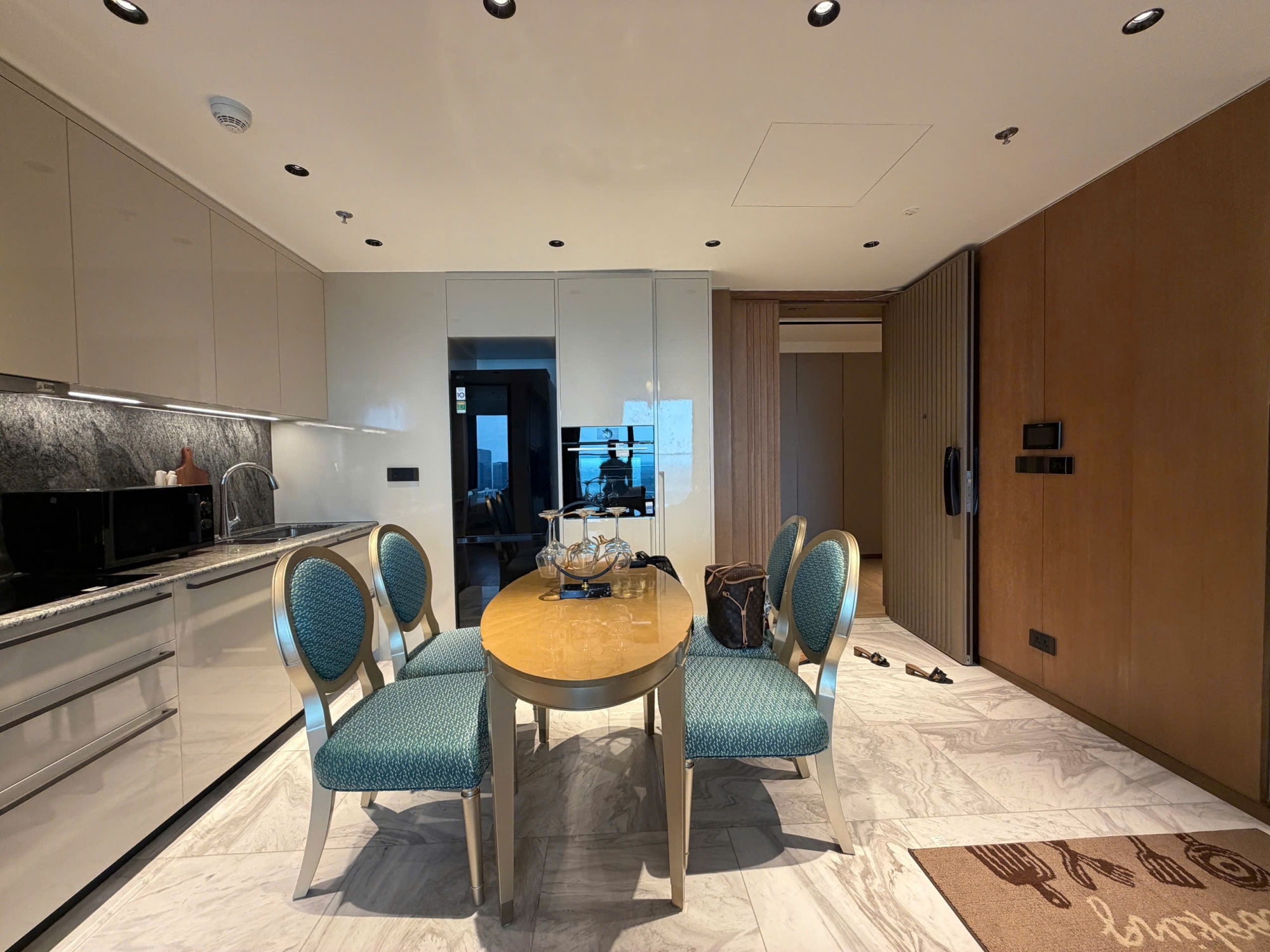 Cho thuê Grand Marina Saigon tòa Sea căn góc 2 phòng ngủ với tầm nhìn thành phố và sông tuyệt đẹp